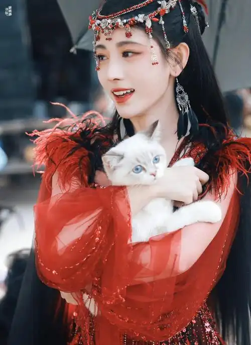 鞠婧祎花戎红衣异域风路透网友太惊艳了