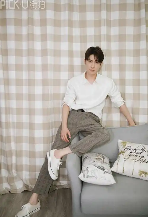 "温文尔雅"季肖冰的绅士穿搭,戴上眼镜后更有魅力