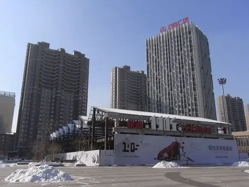 "持钎人"雕塑,用抽象写意的手法再现了两名持钎的炼钢工人在形似铁水