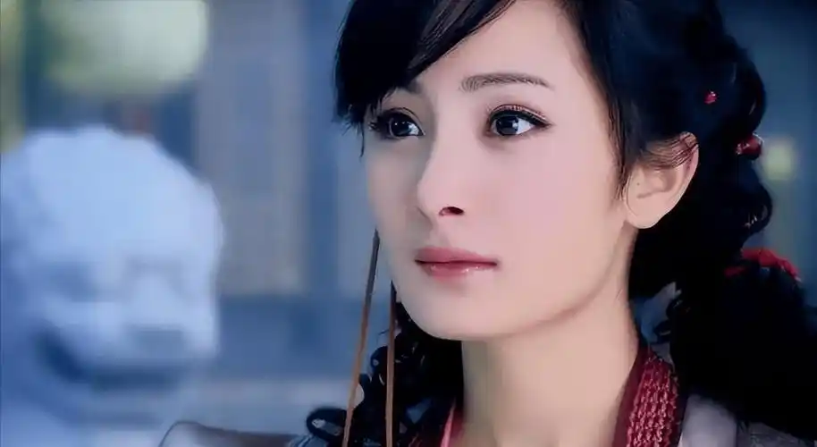 原创杨幂17岁时就被成龙搂在怀中举止亲密对比照揭露杨幂整容真相