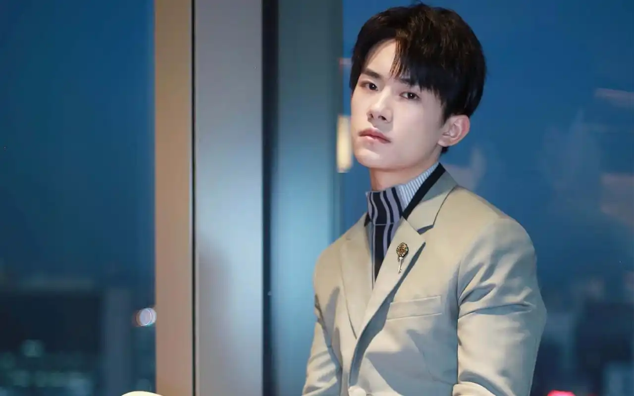 易烊千玺绿色西装帅气高清写真图片壁纸