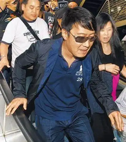 黎明近照曝光身穿中年西装面带微笑比年长几岁的刘德华老很多