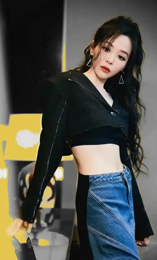 张靓颖身材真饱满穿牛仔裙凹凸感十足