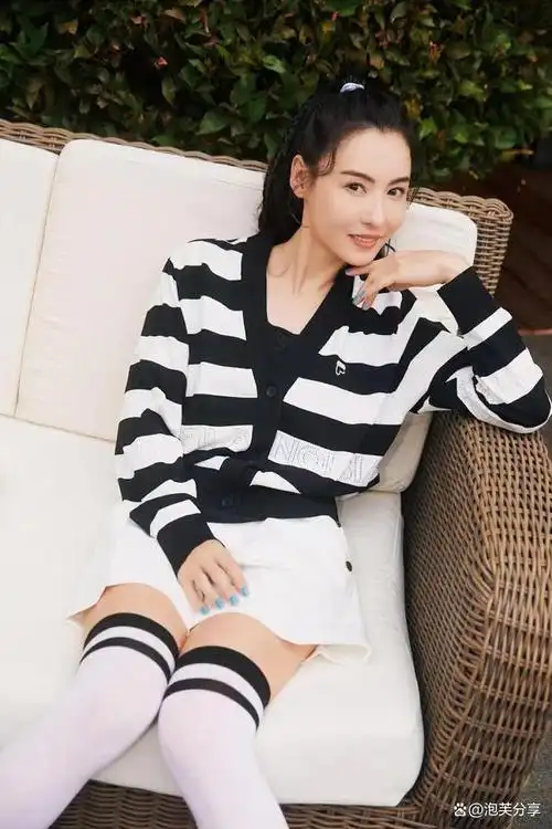 近期三亚,张柏芝最新活动写真释出,两套造型元气满满充满活力!