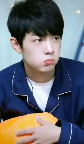 肖战新剧《王牌》休息时嘟嘴照片被曝光,太可爱了,完全像个孩子