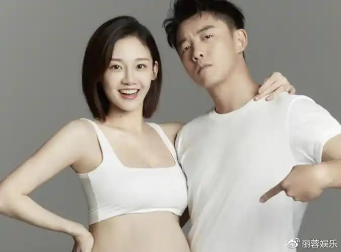 郑恺带老婆录跑男,苗苗产后状态引热议,这巴掌腰我没看错吧