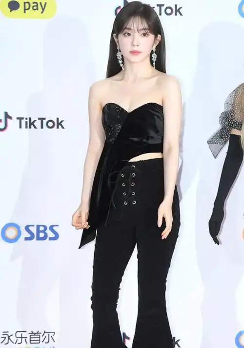 裴珠泫身穿黑色抹胸套装,展"冰美人"的气质,优雅又不失性感!