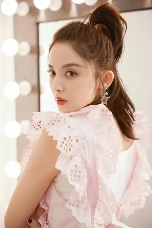 古力娜扎中文名:古力娜扎/英文名:gulnazar/国籍:中国/星座:金牛座