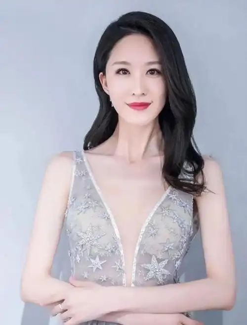 时尚女神张雯36岁不老穿上薄纱式礼服展现魅力身材曲线优美如少女