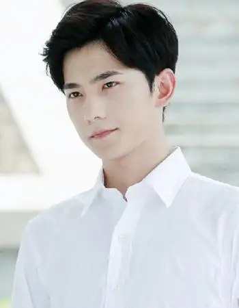 男生小清新发型三:杨洋的这款发型十分的清新范,侧分的刘海机上蓬松的