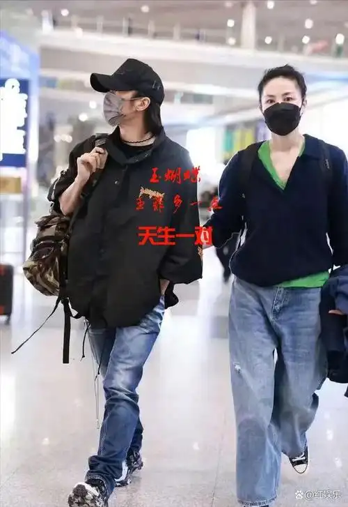 2023谢霆锋王菲同框合体牵手,老夫老妻既视感,甜!