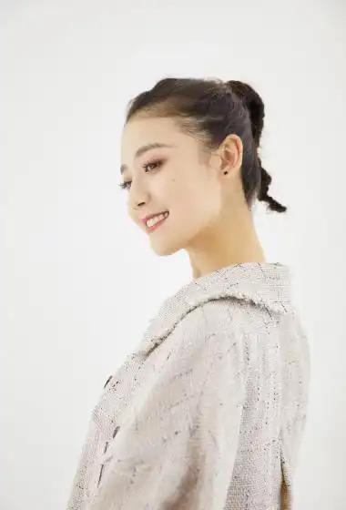 杨祺如俏皮小辫简约风写真图片33