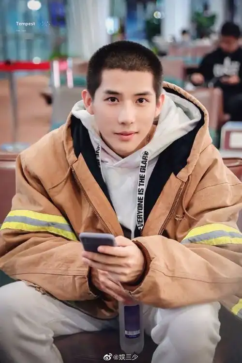 吴磊寸头少年感