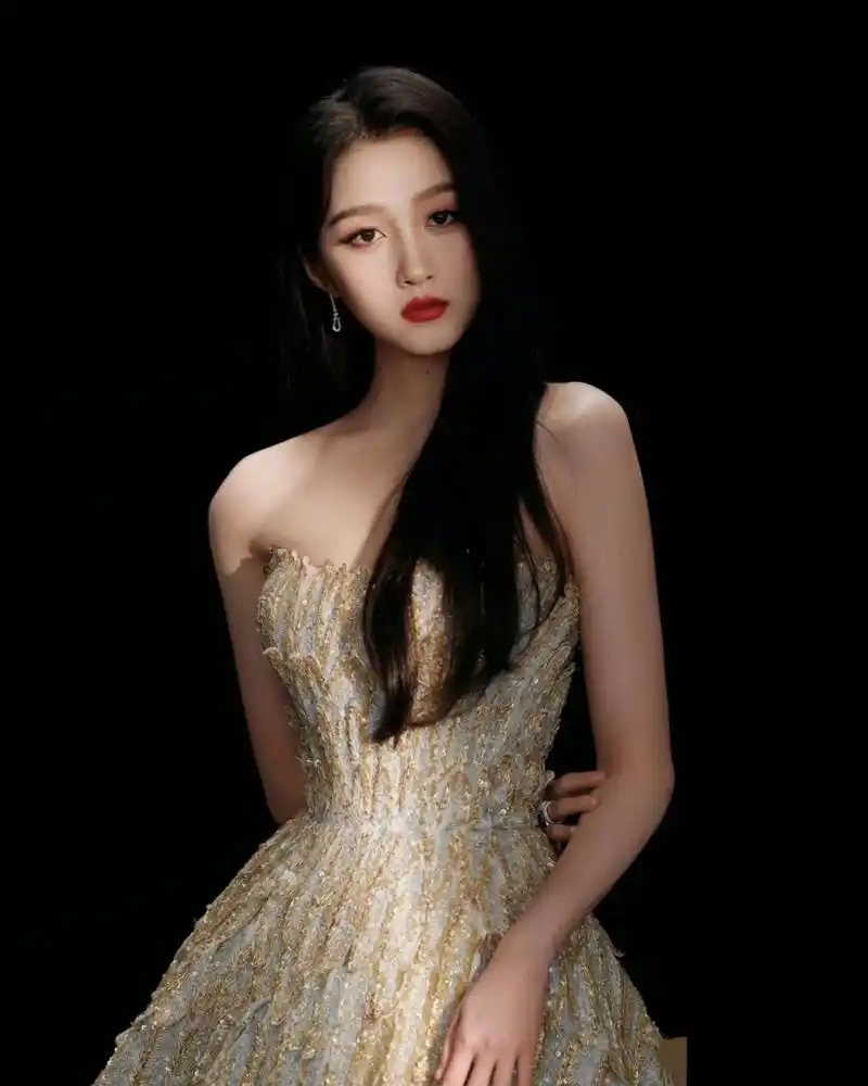 关晓彤气质真好,鎏金亮片抹胸裙,气质优雅.