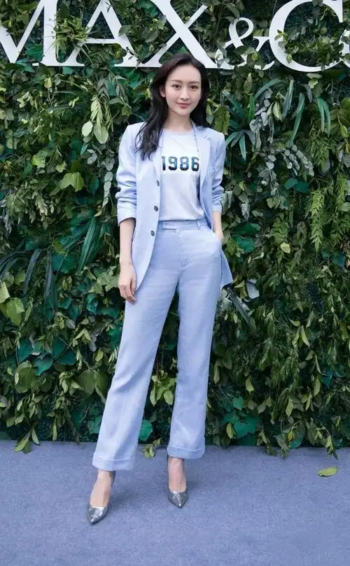 全身牛仔系列的穿搭,许多女生会恐惧于将其穿出工人装的感觉,但王鸥这