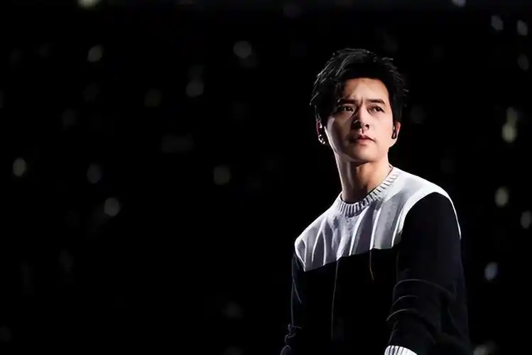 不生孩子李健结婚19年后与妻子的二人世界依旧很甜蜜