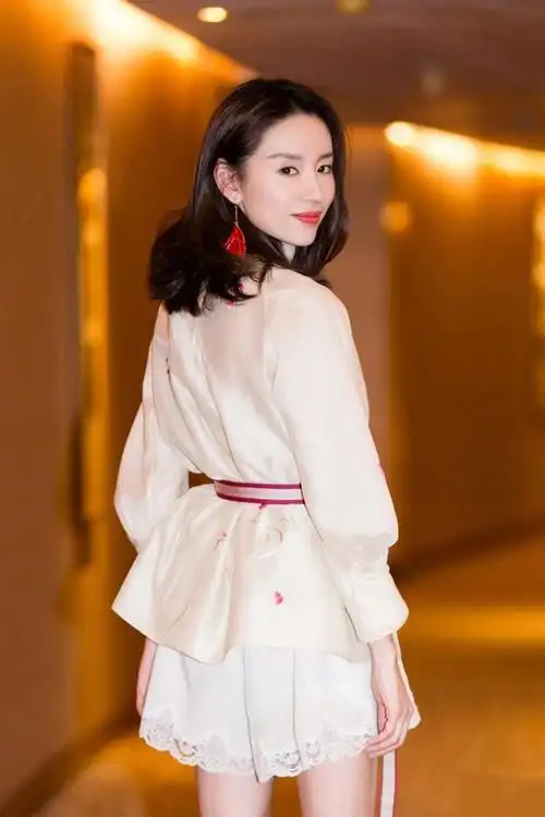 董洁是魔鬼身材一袭印花露背长裙性感优雅蝴蝶骨美到令人窒息