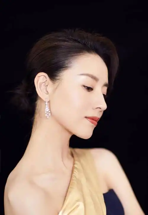 董洁气质开挂,穿一袭包臀连衣裙女人味十足,美丽动人_身材_设计_时尚