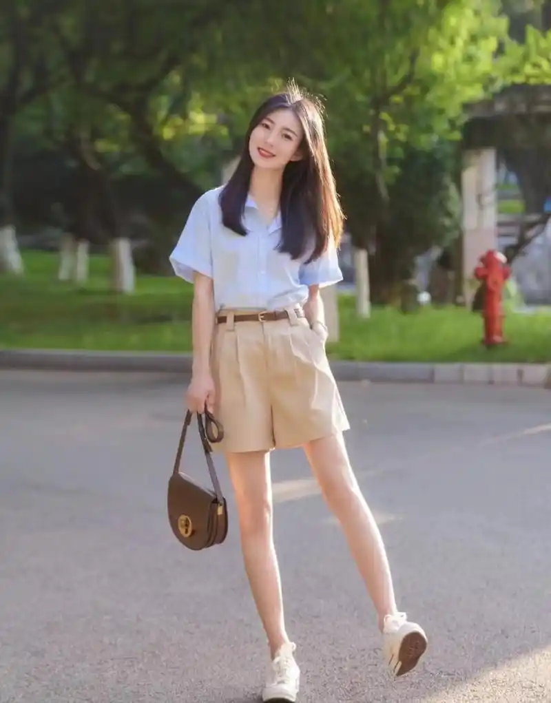 卡其色短裤配什么颜色短袖?学会这些色彩搭配,穿出气质美