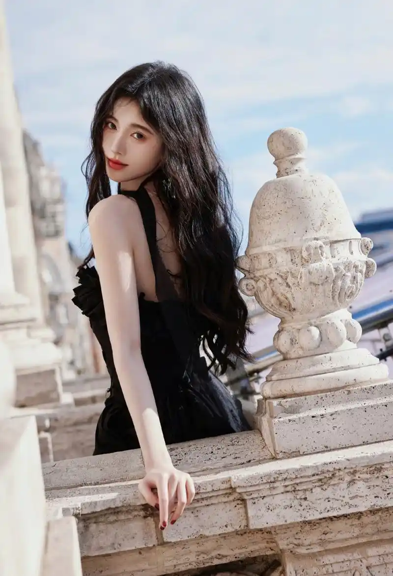 鞠婧祎# 黑天鹅公主降落,挂脖抹胸黑裙,红唇卷发,太美辣!