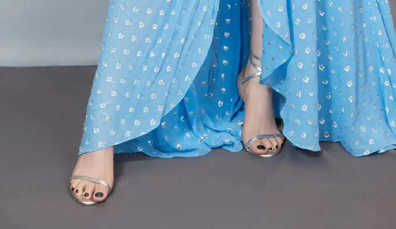 虞书欣高跟凉鞋美足,如诗如画,动人心弦.