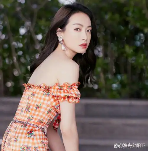 宋茜的妆容清爽雅致,宛如刚摘下的水晶葡萄,充满了新鲜感.