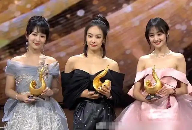 有一种颜值叫杨紫平时单看很普通和热巴杨幂同框却最亮眼