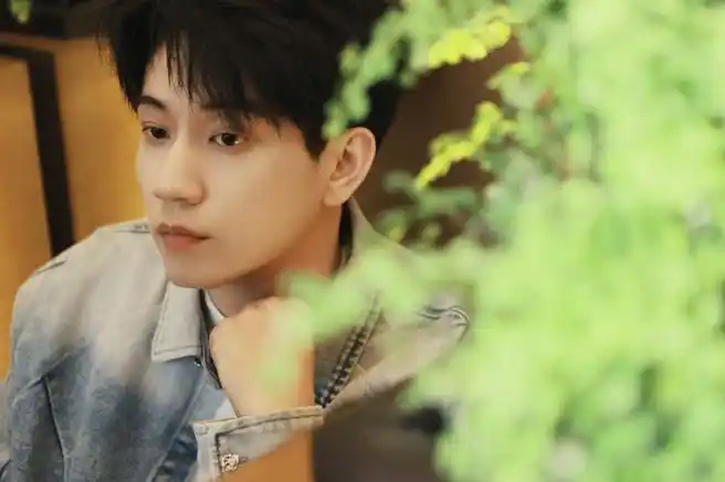 王子奇超话绿意盎然,迎接活力春日.@王子奇是演员王子奇#王子奇秦皓