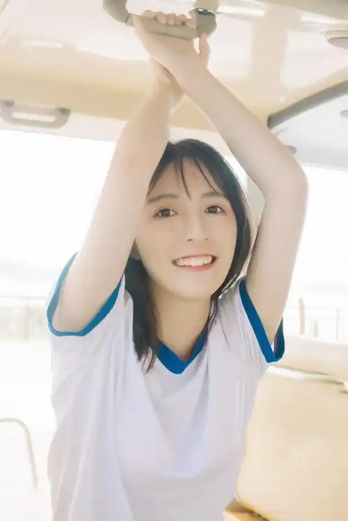 清纯短发美女运动服写真高清图片