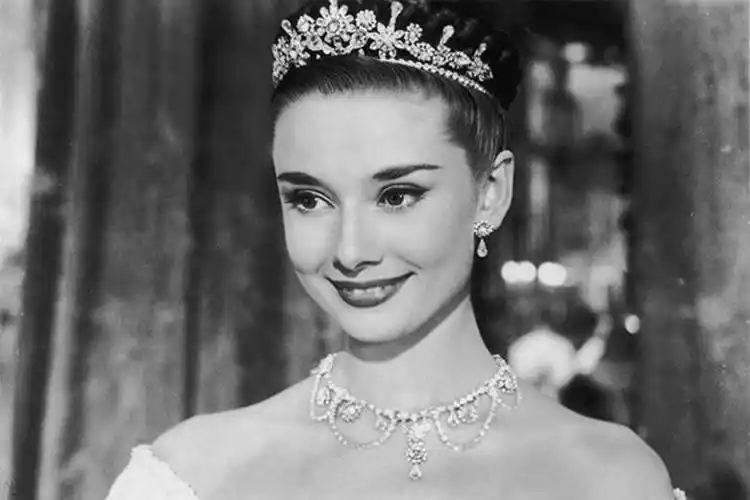 【老照片】名人年轻的时候长啥样?李小龙阳光,猫王帅气,赫本美丽