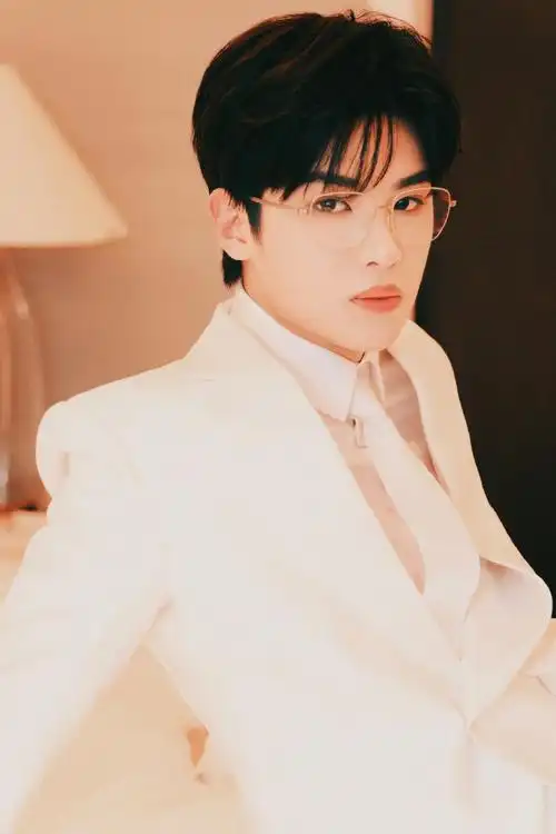 黄明昊纯白色西装