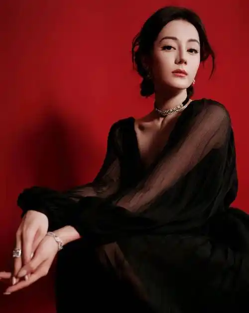 迪丽热巴百花迎春晚会:最新造型来了,黑色长裙乖巧可人!