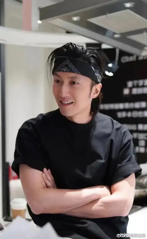 43岁谢霆锋轻松驾驭道明寺发型,嘴里叼着根儿意面的他又痞又帅