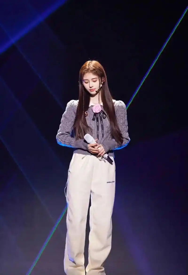 再见22 你好23#鞠婧祎 #舞台 #话筒 #再见2022  - 抖音