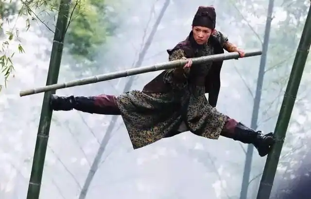 一听站名就想起了《十面埋伏》的镜头 站外必定是竹林遍布 一出站发