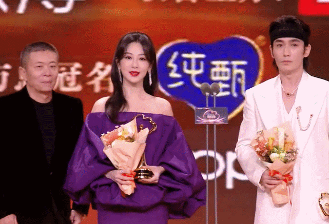 杨紫三获微博queen娜扎热巴同框无视对方肖战雷佳音礼让c位