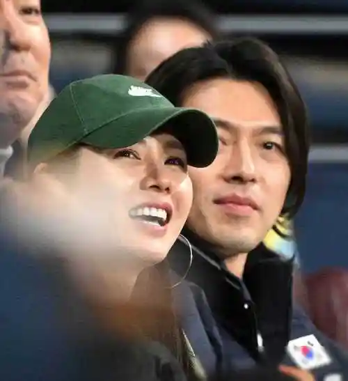 玄彬孙艺珍宋仲基凯蒂等众星夫妇同场看球宋仲基幸福肥又肿脸
