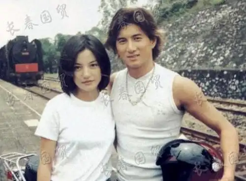 赵薇吴奇隆20年前合影照曝光,帅男靓女充满青春活力