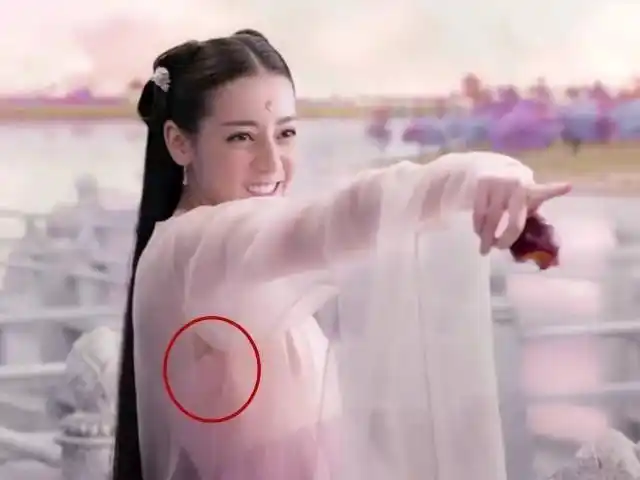 明星穿帮镜头,热巴走光,赵丽颖露打底裤,最后一位最尴尬