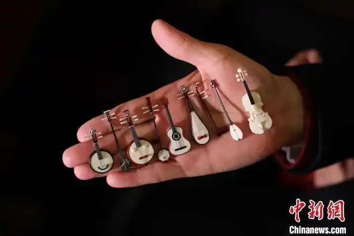 古稀老人的微雕传承路刻入中华文化为作品注魂