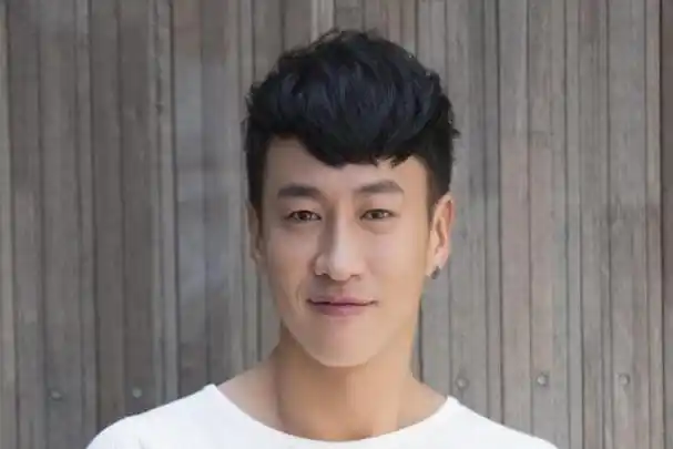 何润东于1978年诞生在美国加利福尼亚州,他的祖籍可追溯至中国香港.