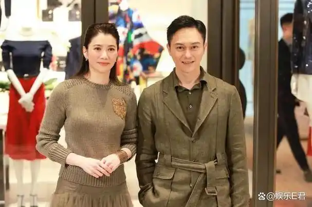 近日,袁咏仪晒出与老公张智霖一起为好友庆生的照片,一向驻颜有术