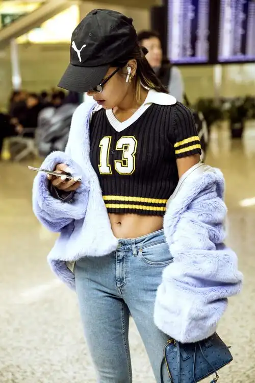 吉克隽逸现身上海机场 受邀参加今晚维密大秀