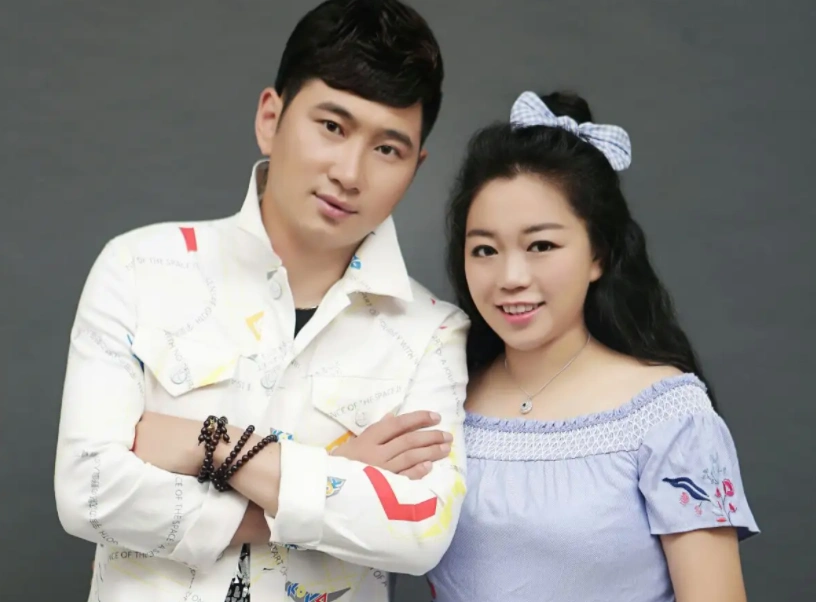 二人转演员小黄飞,跳槽外站,账号仅50万粉丝,直播突破1万人气