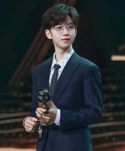 和贺峻霖点亮微博之夜##贺峻霖2024 霖声漫漫扬四海##和贺峻霖点亮