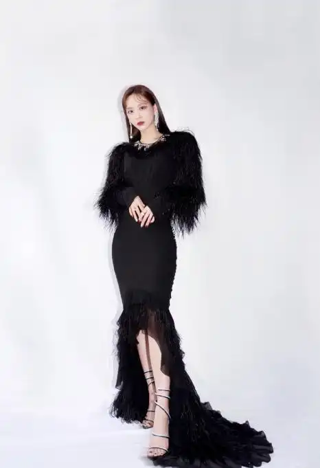 王霏霏穿上西装后好似变了一个人,干练帅气太抢镜,一点不输男团_手机