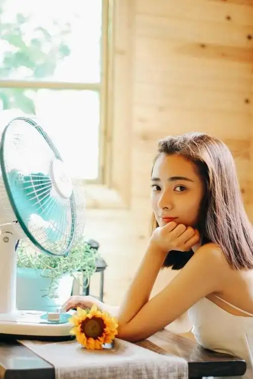 摄影皮肤白皙清纯可爱女生