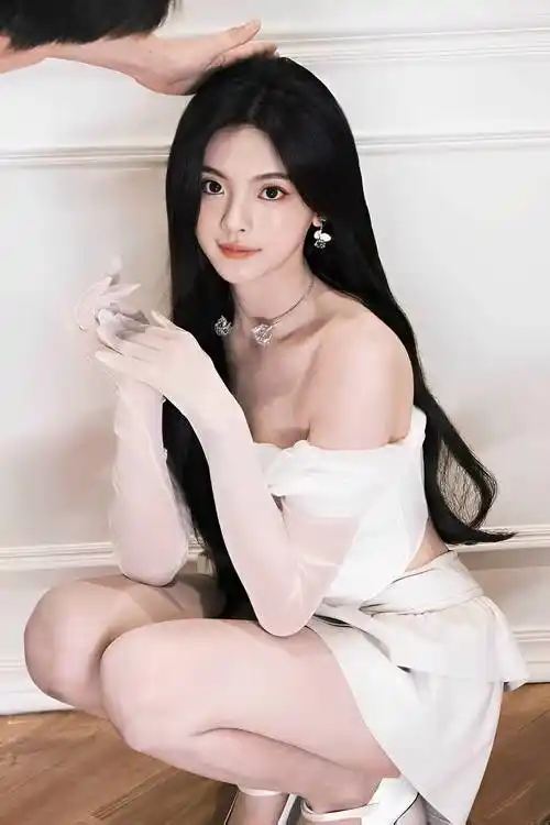 杨超越最新写真,一袭白色公主风套装,绽放着耀眼的光芒.