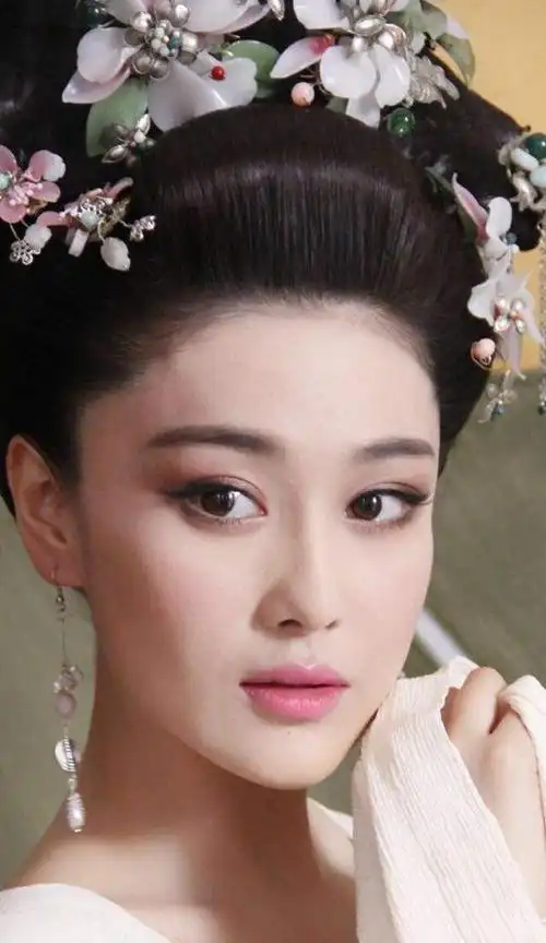 张馨予在《封神英雄榜》中一人分饰两角,将苏妲己的魅惑演绎得淋漓