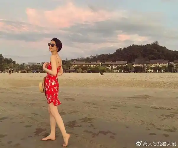 李亚鹏女友晒旅行照,身材火辣大秀身材,性格独立魅力无限